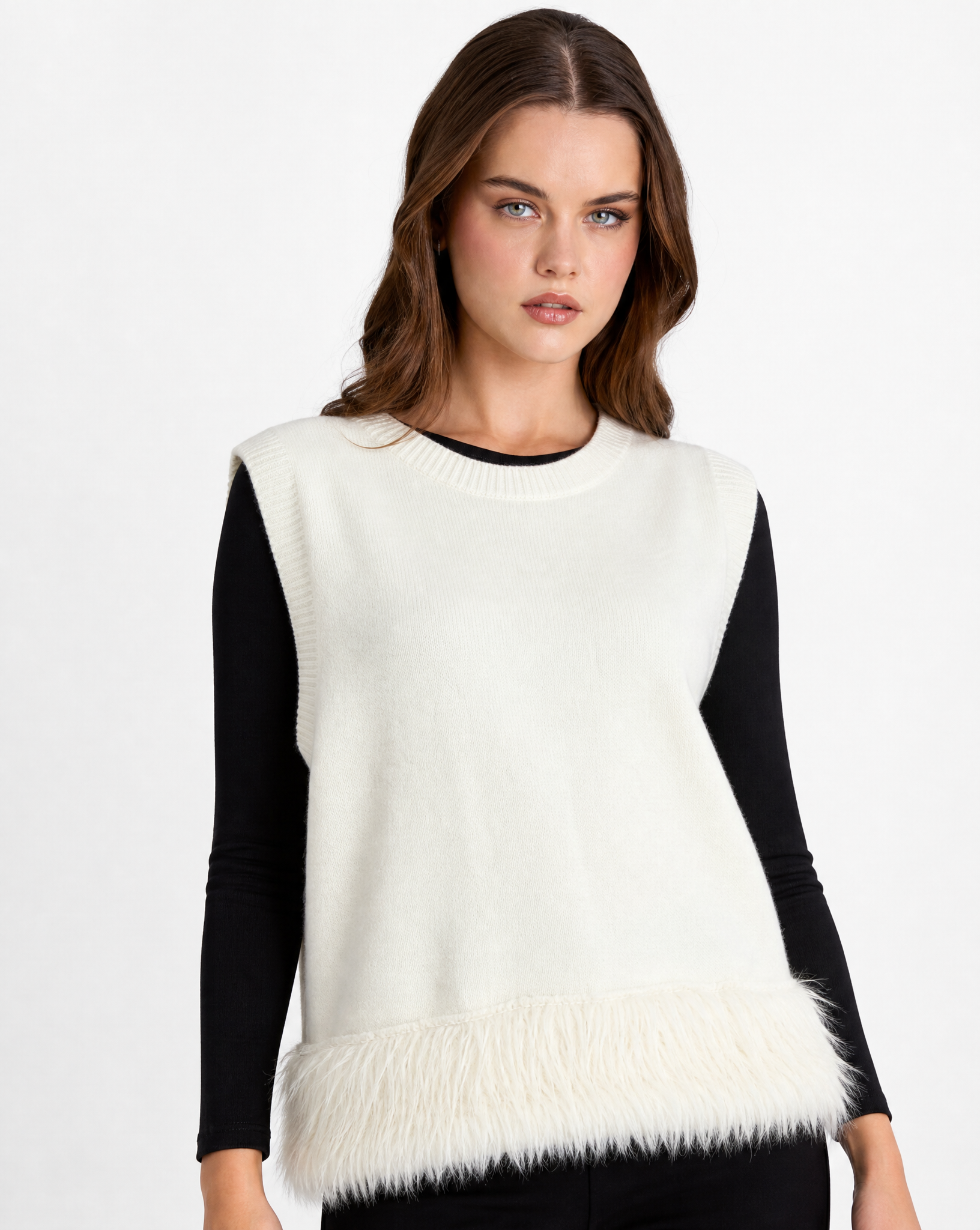 Gilet donna morbido con piume bianco indossato da Polly 2 - primo piano busto
