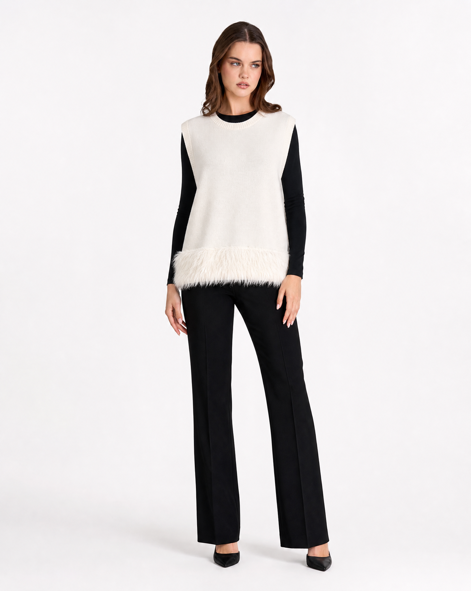 Gilet donna morbido con piume bianco indossato da Polly 2 - figura intera