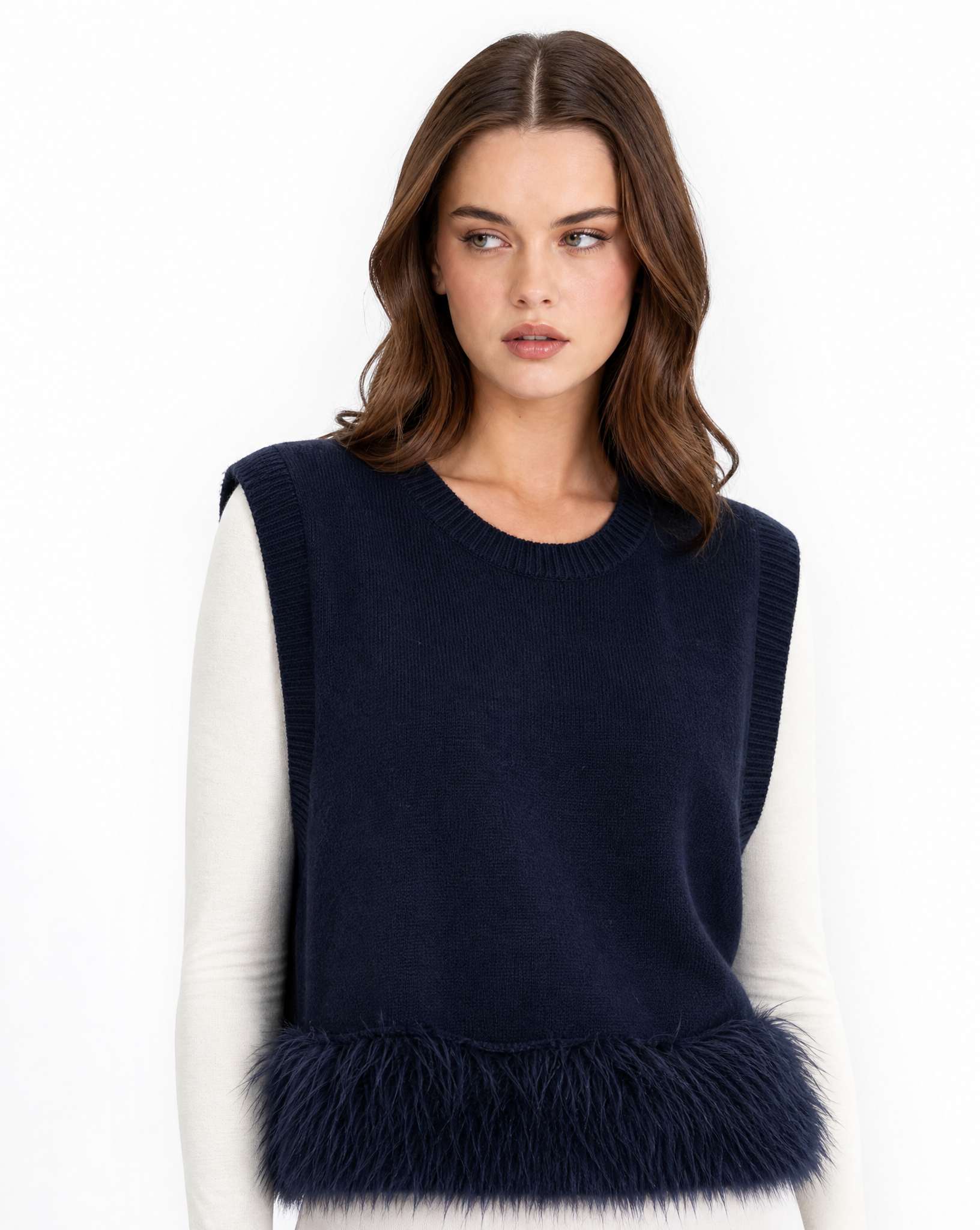 Gilet donna morbido con piume blu indossato da Polly 2 - primo piano busto
