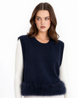 Gilet donna morbido con piume blu indossato da Polly 2 - primo piano busto