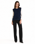 Gilet donna morbido con piume blu indossato da Polly 2 - figura intera