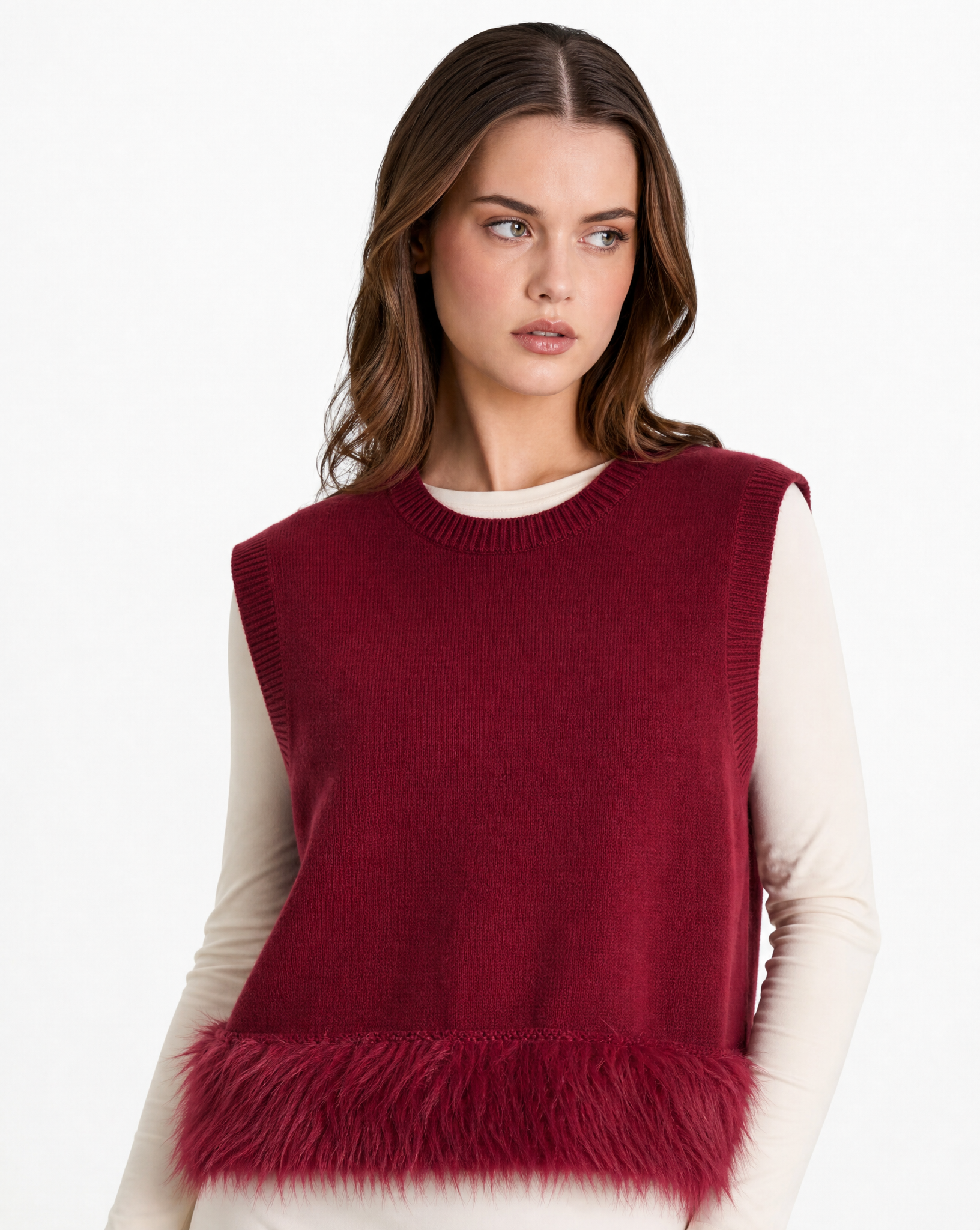 Gilet donna morbido con piume bordeaux indossato da Polly 2 - primo piano busto