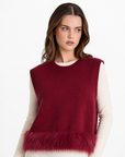 Gilet donna morbido con piume bordeaux indossato da Polly 2 - primo piano busto