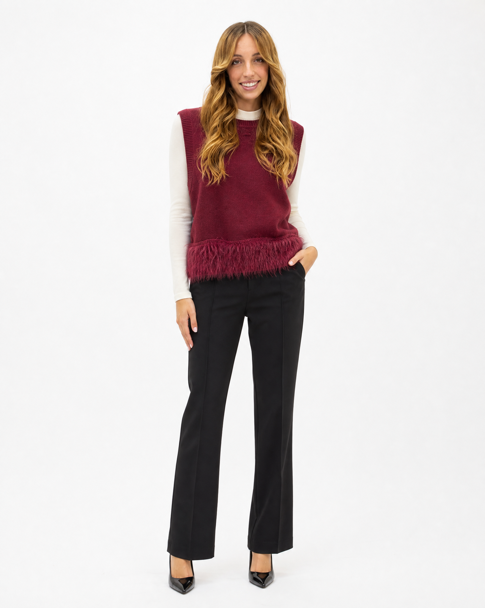 Gilet donna morbido con piume bordeaux indossato da Polly 2 - figura intera