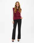 Gilet donna morbido con piume bordeaux indossato da Polly 2 - figura intera
