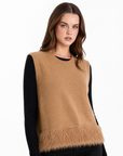 Gilet donna morbido con piume camel indossato da Polly 2 - primo piano busto
