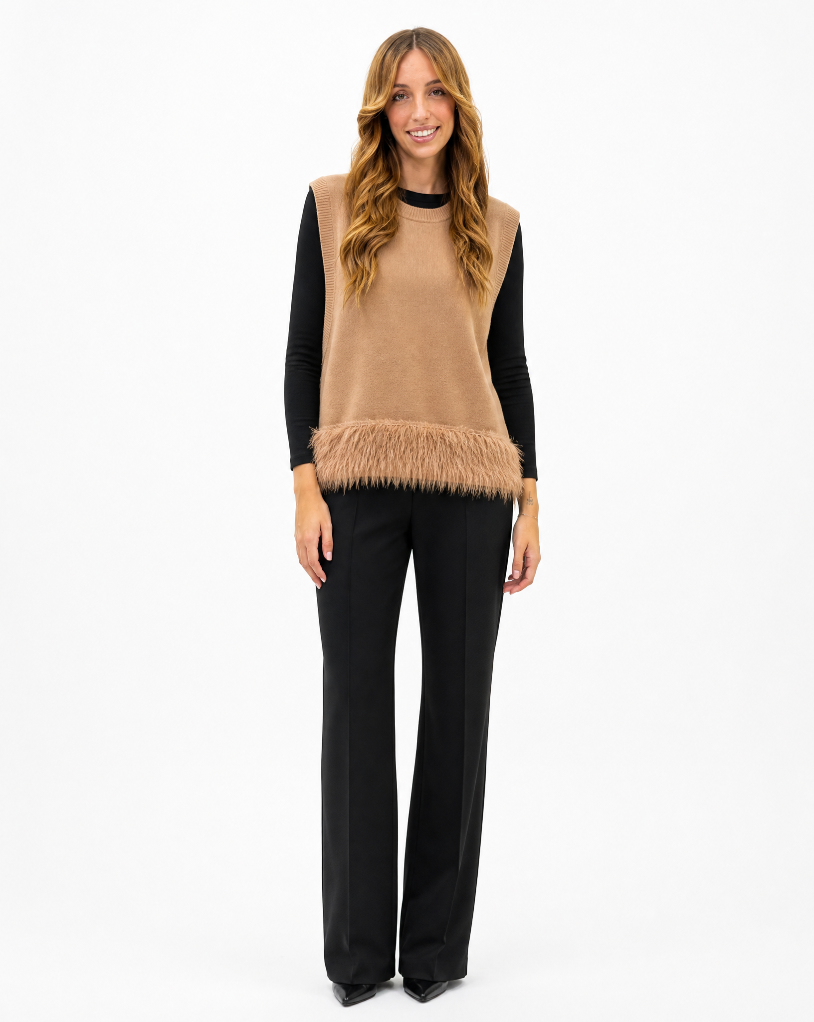 Gilet donna morbido con piume camel indossato da Polly 2 - figura intera