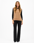 Gilet donna morbido con piume camel indossato da Polly 2 - figura intera
