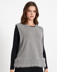 Gilet donna morbido con piume grigio indossato da Polly 2 - primo piano busto