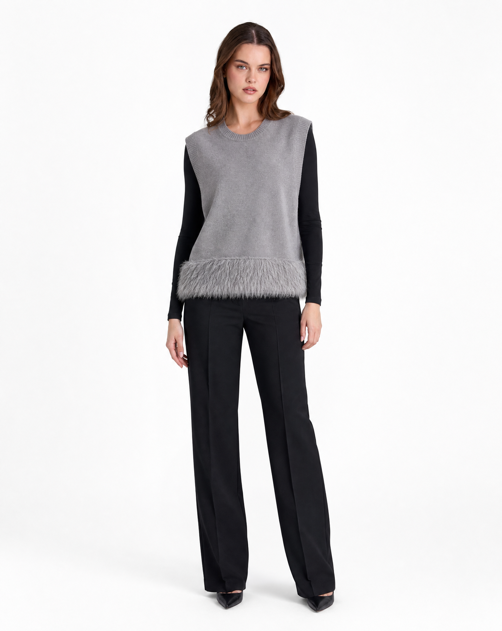 Gilet donna morbido con piume grigio indossato da Polly 2 - figura intera