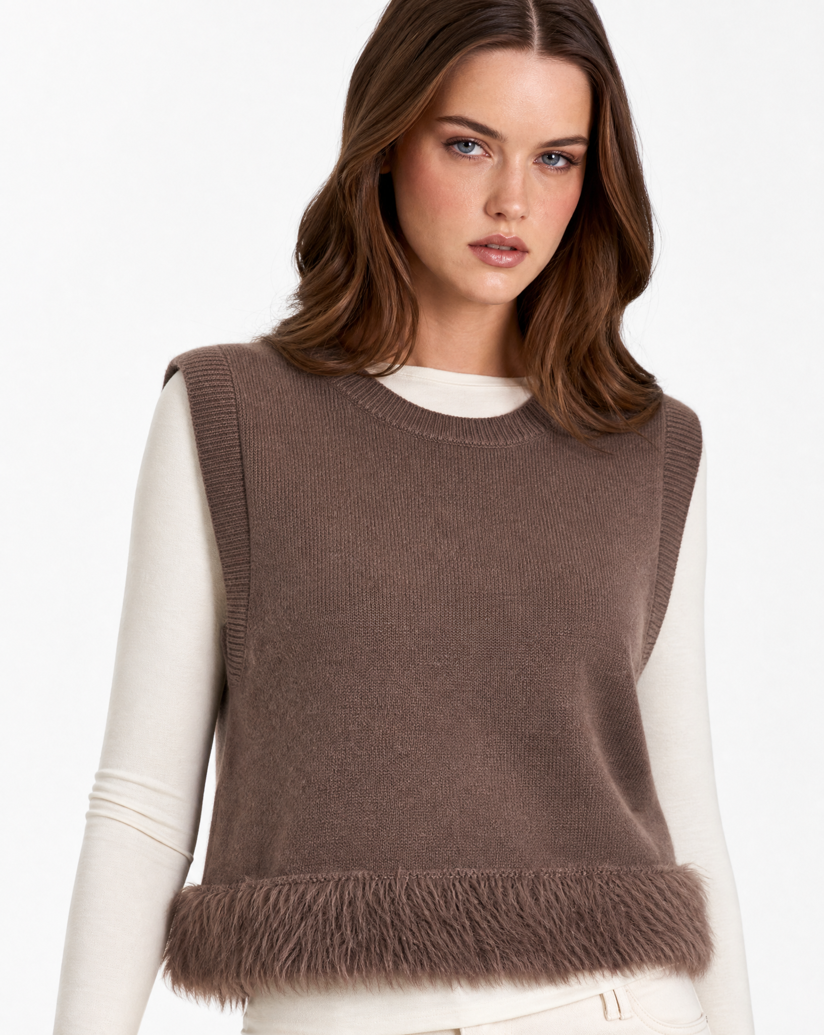 Gilet donna morbido con piume marrone indossato da Polly 2 - primo piano busto