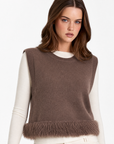 Gilet donna morbido con piume marrone indossato da Polly 2 - primo piano busto