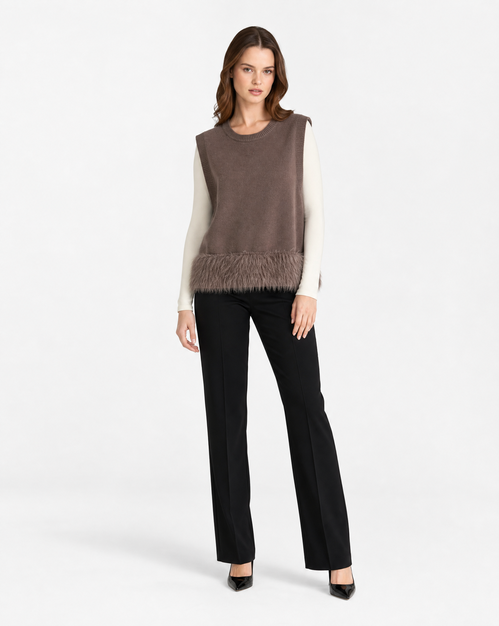 Gilet donna morbido con piume marrone indossato da Polly 2 - figura intera