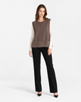 Gilet donna morbido con piume marrone indossato da Polly 2 - figura intera