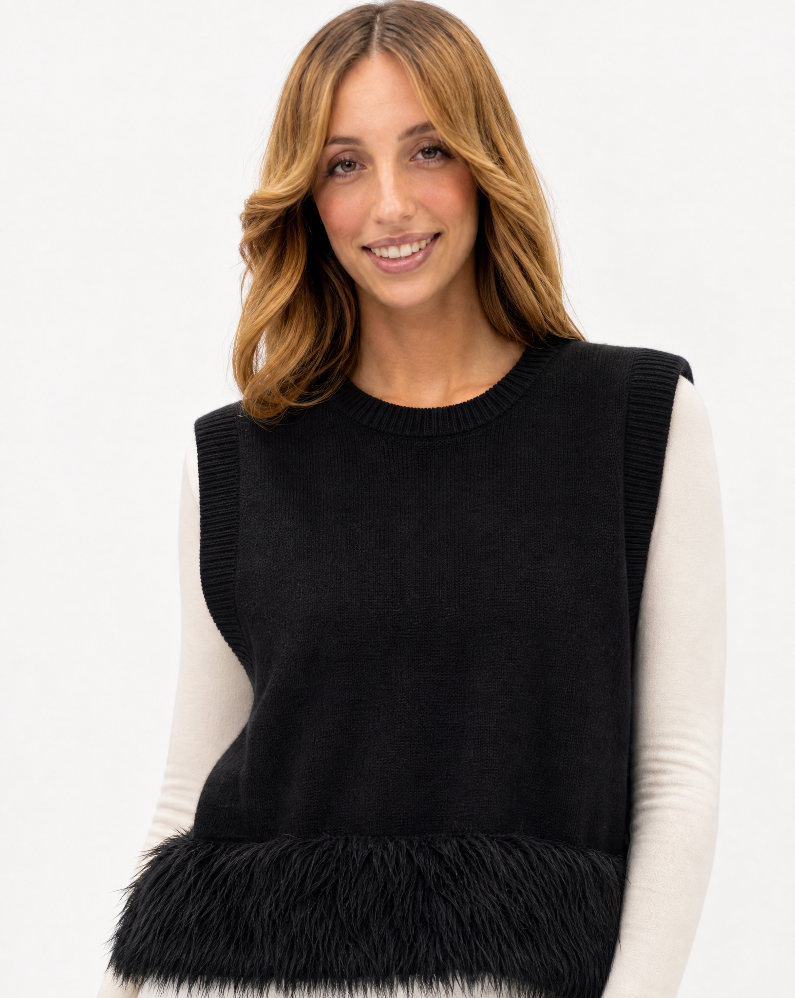 Gilet donna morbido con piume nero indossato da Polly 2 - primo piano busto