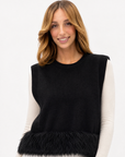 Gilet donna morbido con piume nero indossato da Polly 2 - primo piano busto