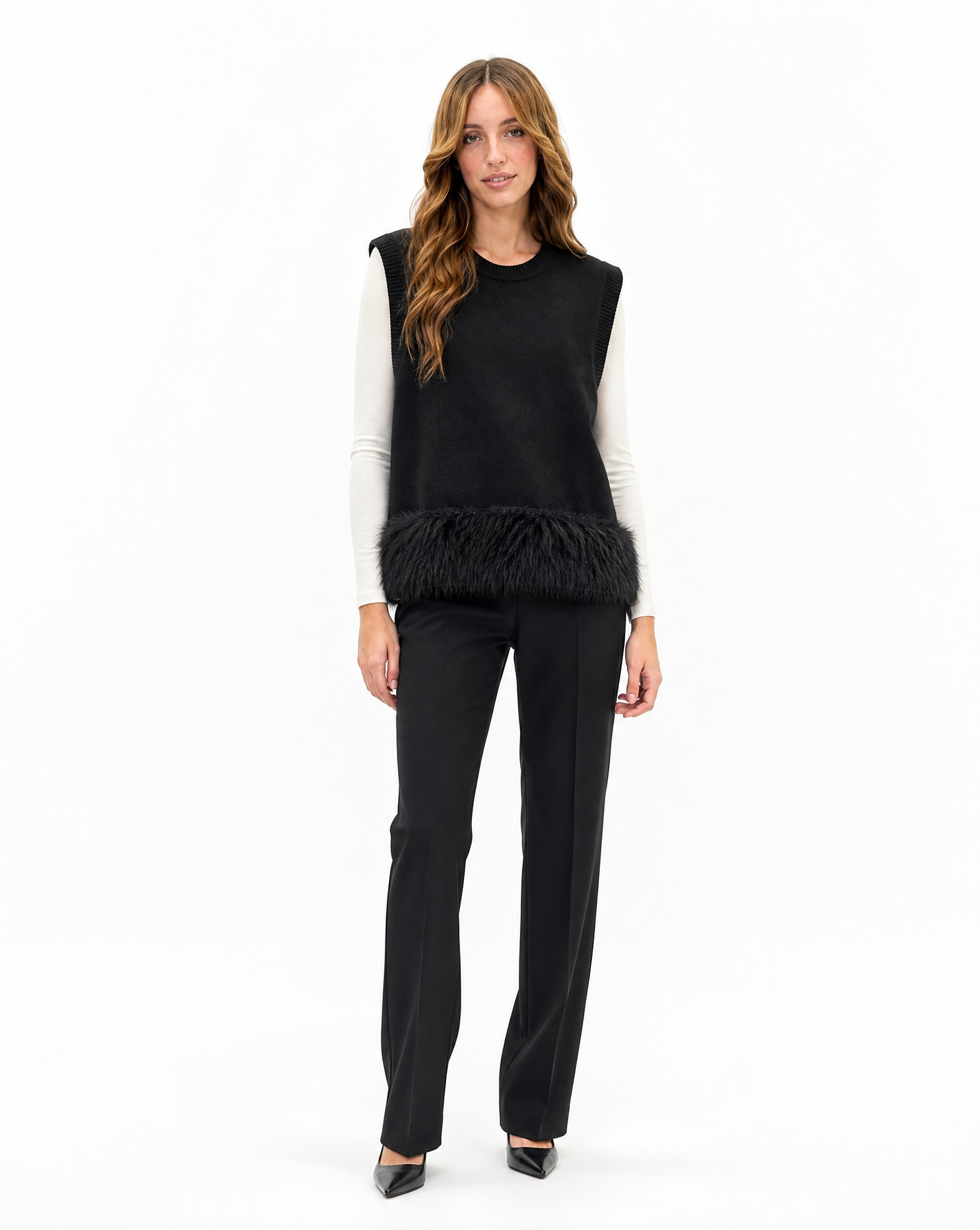 Gilet donna morbido con piume nero indossato da Polly 2 - figura intera