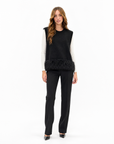 Gilet donna morbido con piume nero indossato da Polly 2 - figura intera