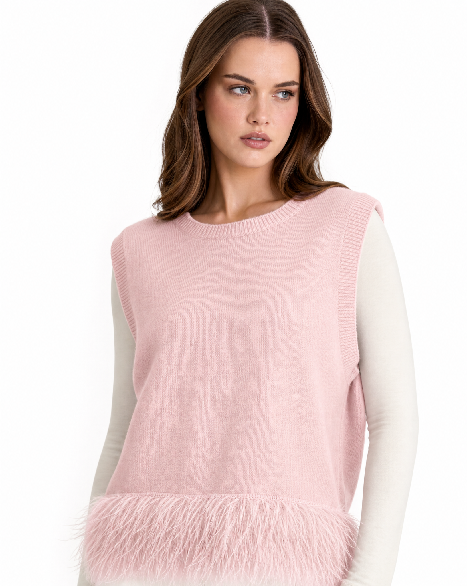 Gilet donna morbido con piume rosa indossato da Polly 2 - primo piano busto