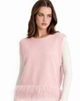 Gilet donna morbido con piume rosa indossato da Polly 2 - primo piano busto