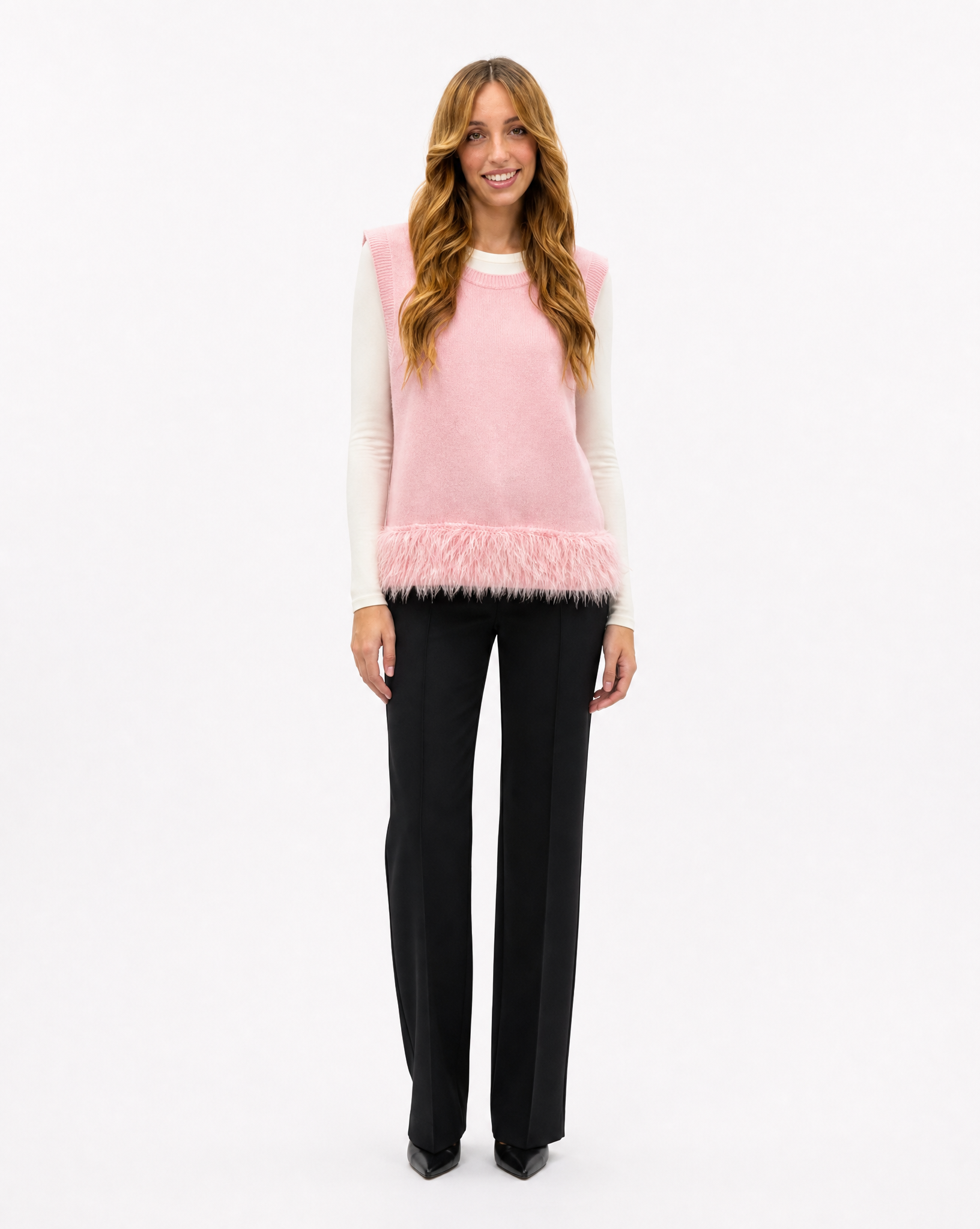 Gilet donna morbido con piume rosa indossato da Polly 2 - figura intera