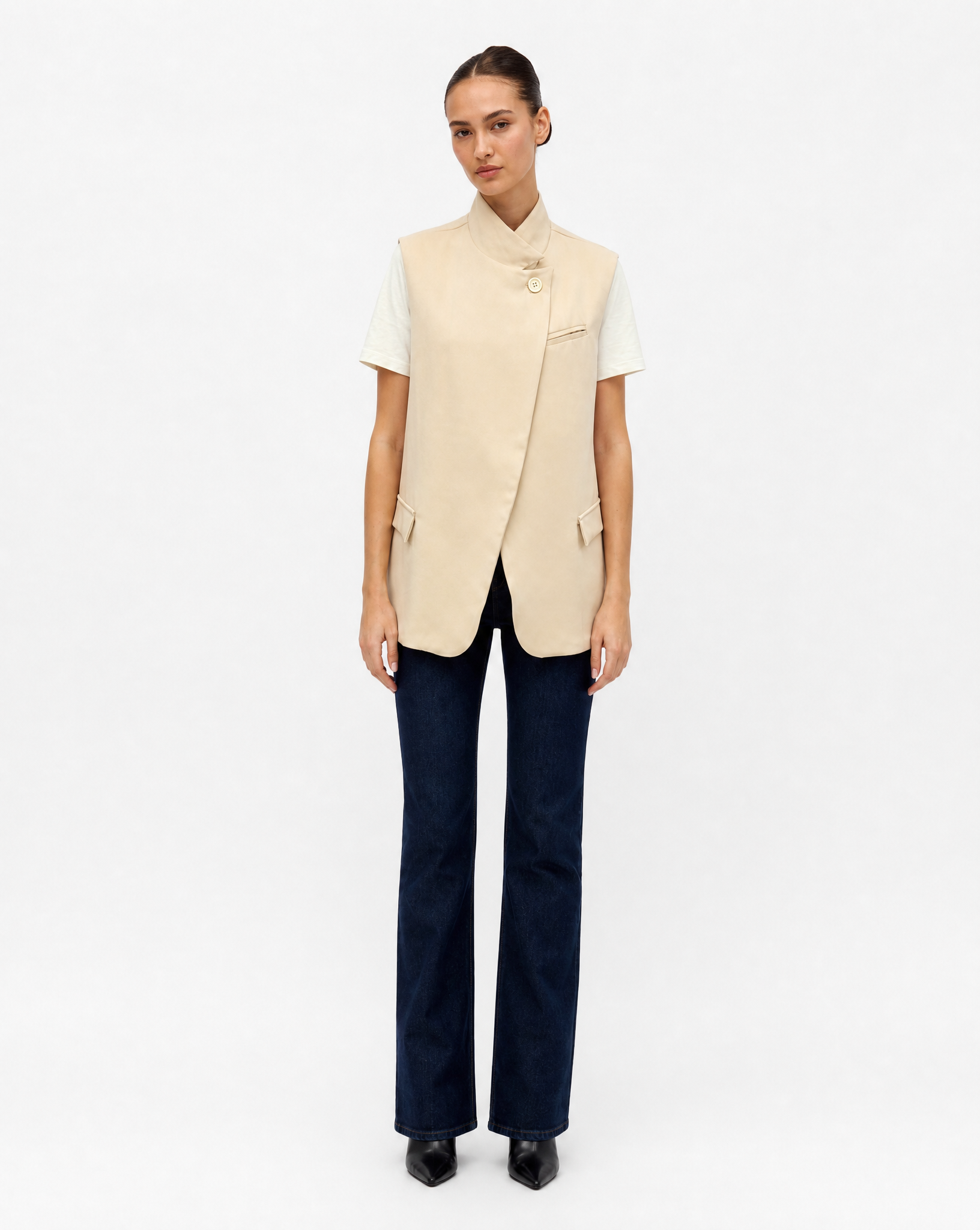 Gilet Donna Elegante con Collo Alto Beige vista frontale indossata da Polly 6