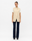 Gilet Donna Elegante con Collo Alto Beige vista frontale indossata da Polly 6