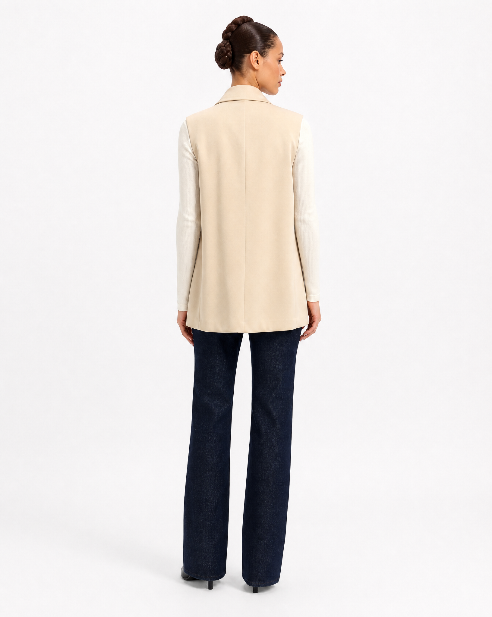 Gilet Donna Elegante con Collo Alto Beige vista retro indossata da Polly 6