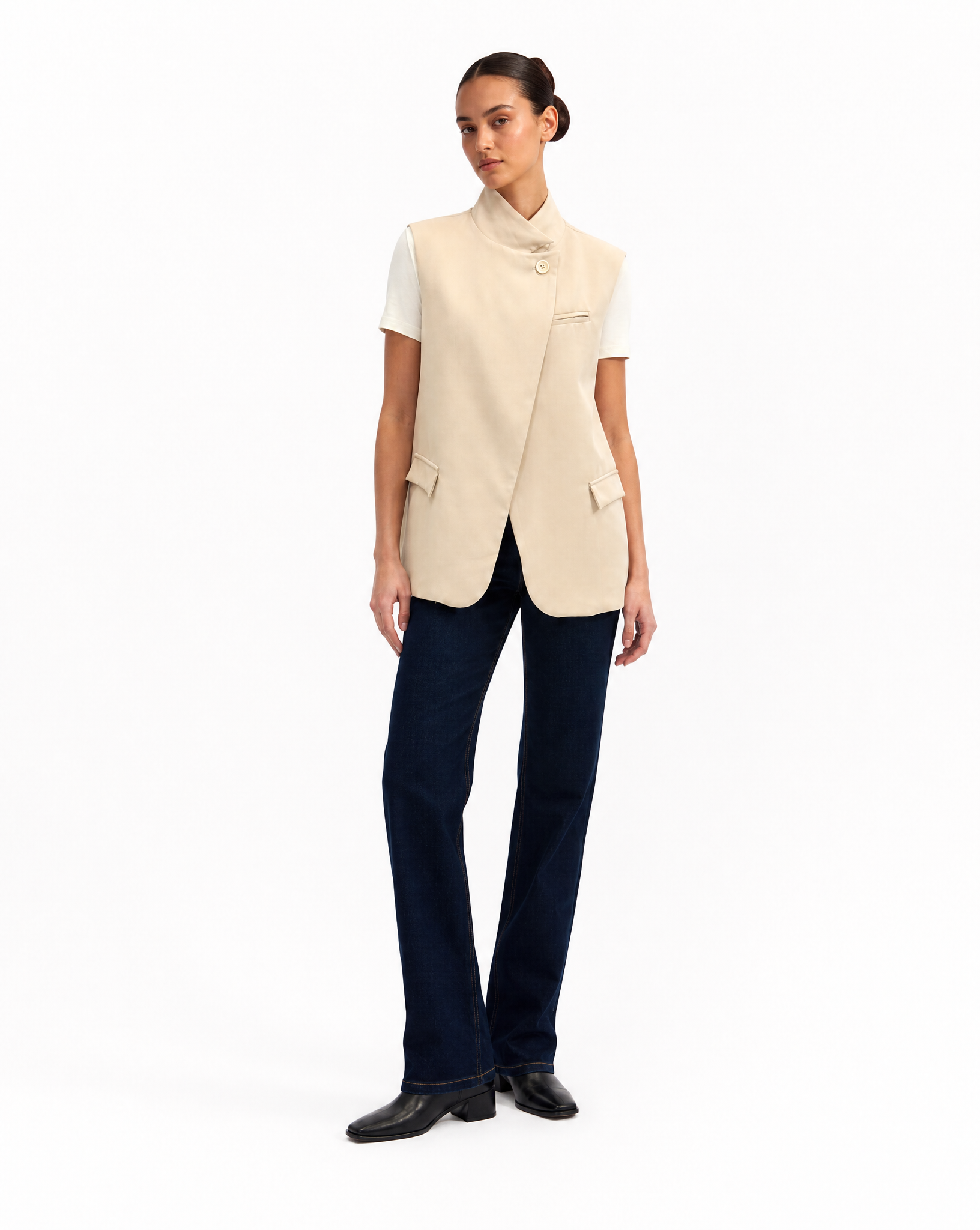 Gilet Donna Elegante con Collo Alto Beige vista tre-quarti indossata da Polly 6