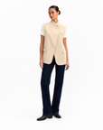 Gilet Donna Elegante con Collo Alto Beige vista tre-quarti indossata da Polly 6