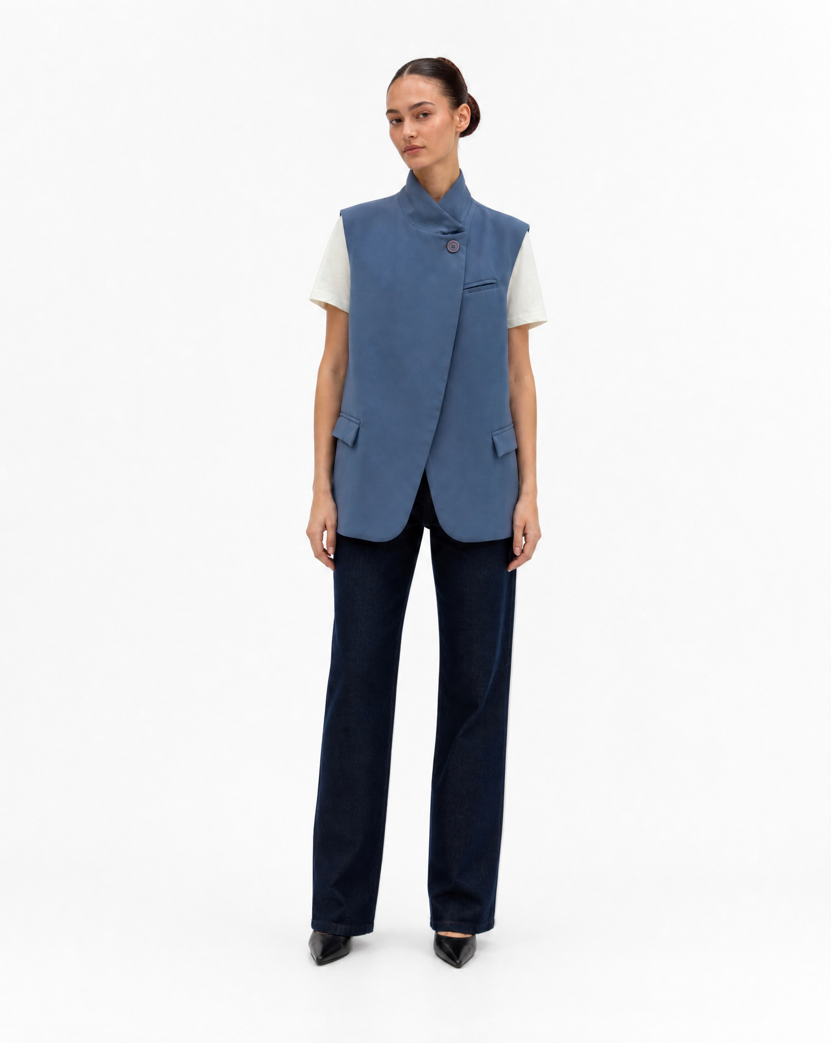 Gilet Donna Elegante con Collo Alto Blu vista frontale indossata da Polly 6