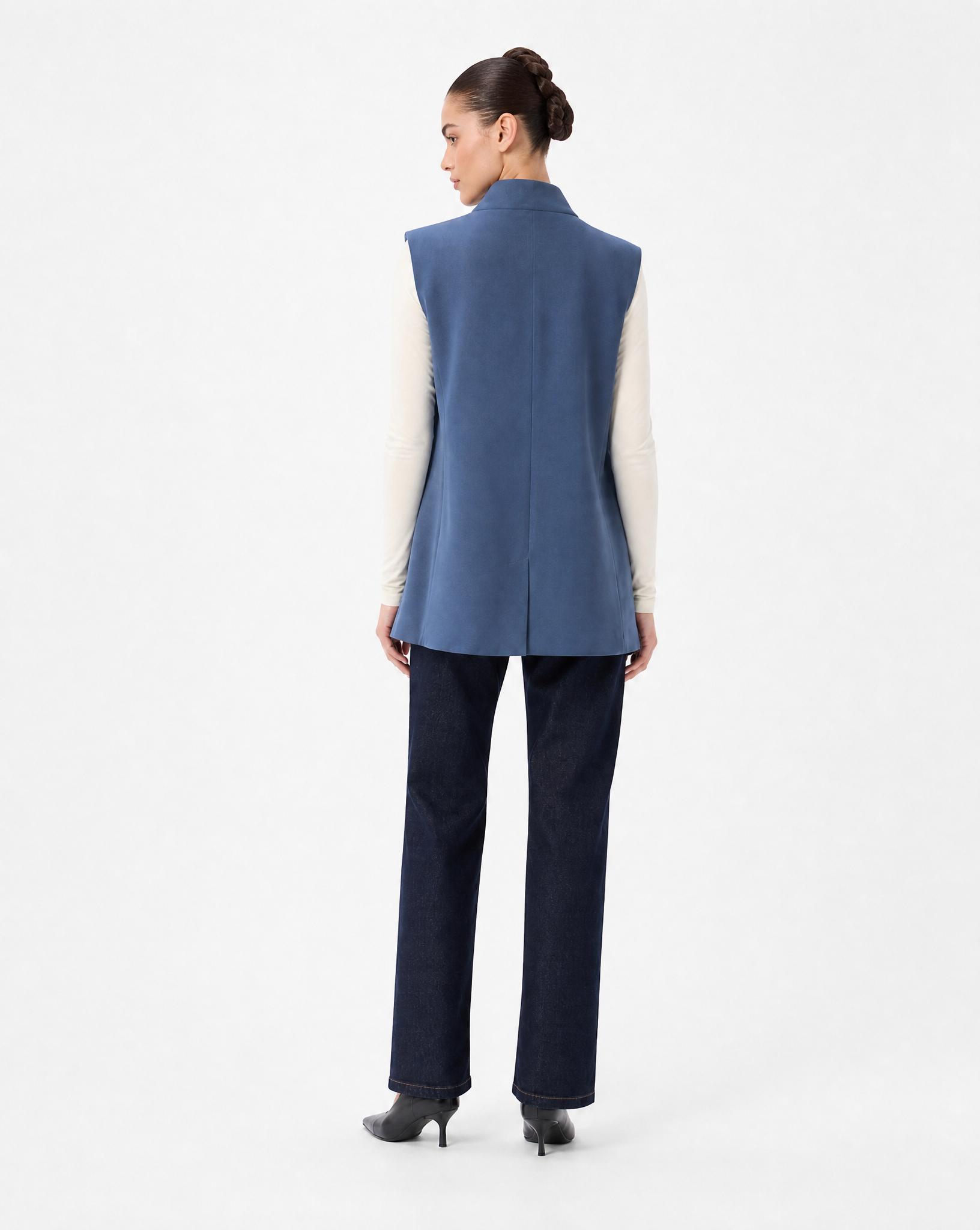 Gilet Donna Elegante con Collo Alto Blu vista retro indossata da Polly 6