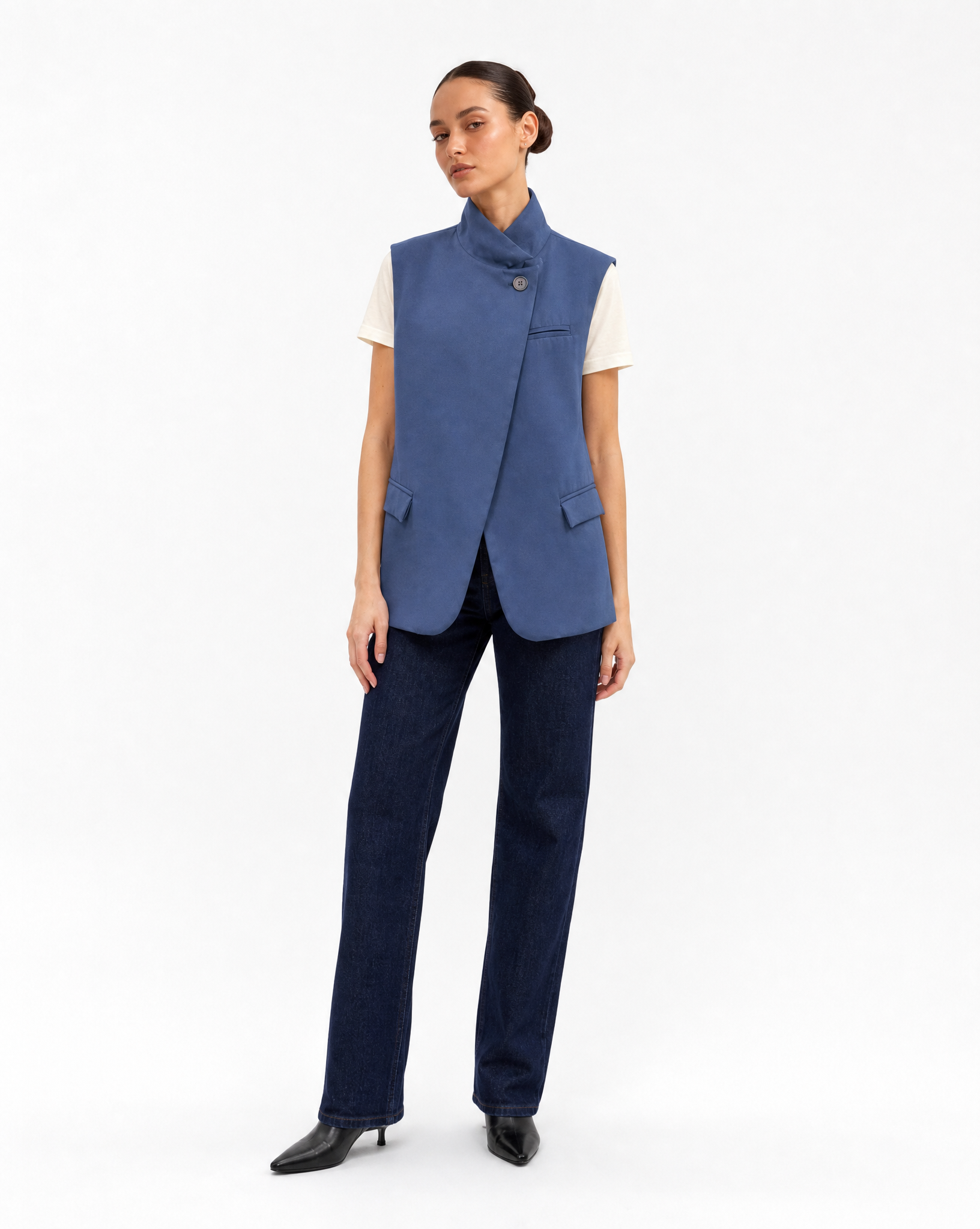 Gilet Donna Elegante con Collo Alto Blu vista tre-quarti indossata da Polly 6