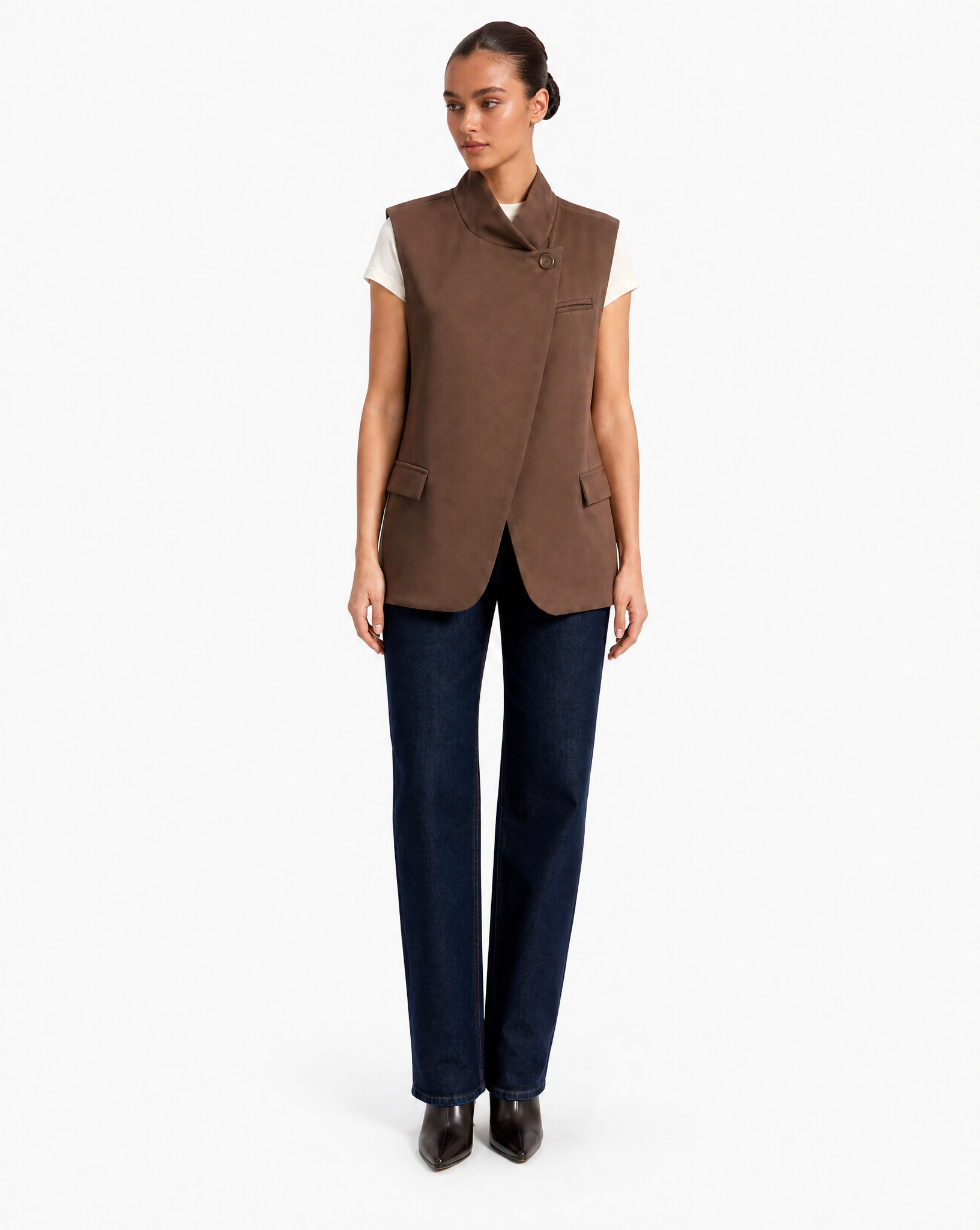 Gilet Donna Elegante con Collo Alto Marrone vista frontale indossata da Polly 6