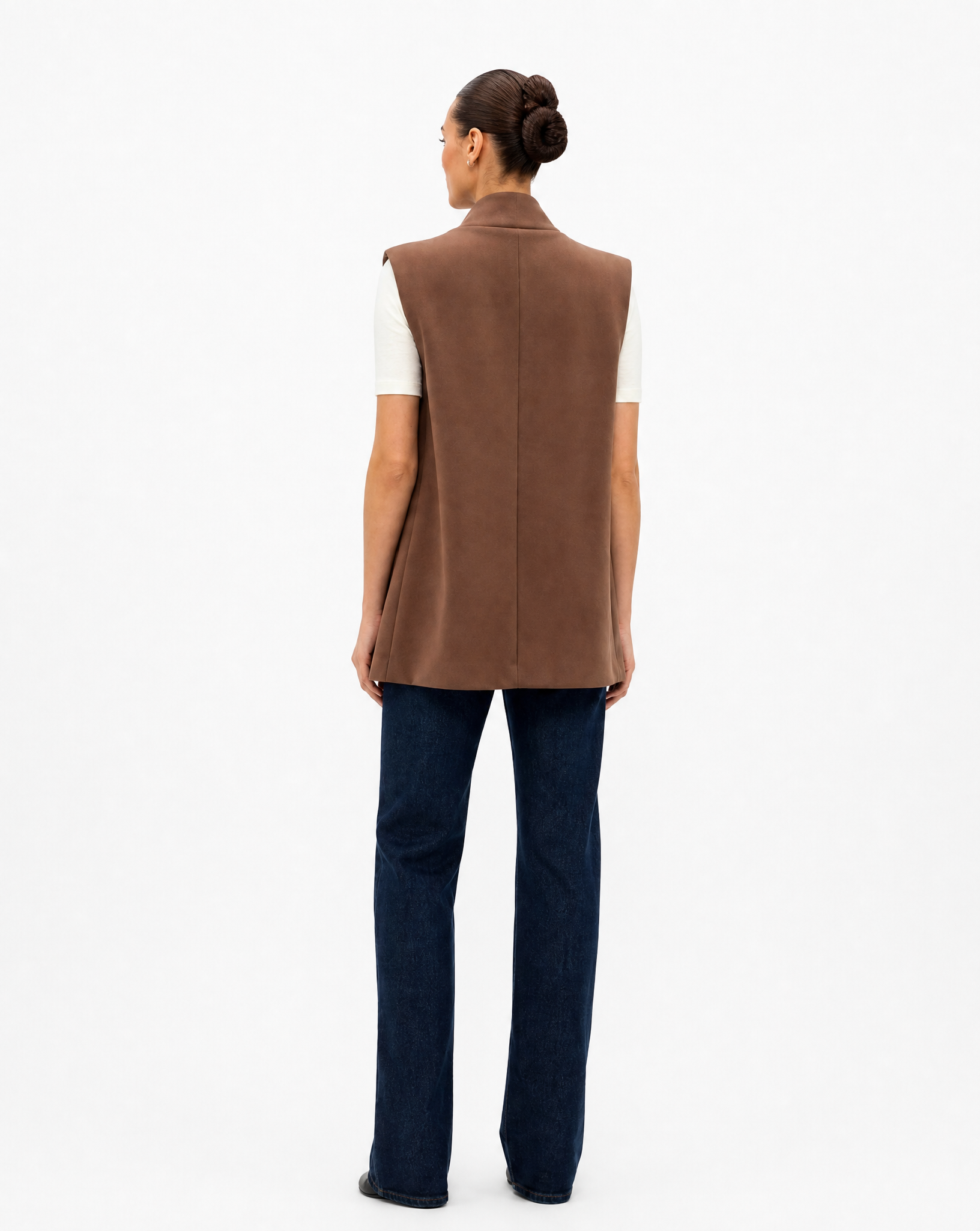 Gilet Donna Elegante con Collo Alto Marrone vista retro indossata da Polly 6