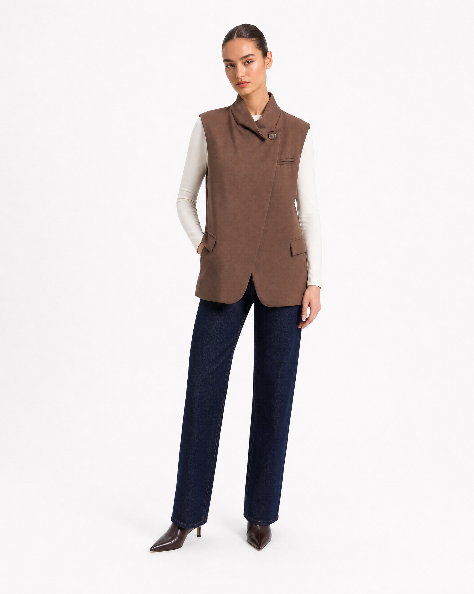 Gilet Donna Elegante con Collo Alto Marrone vista tre-quarti indossata da Polly 6