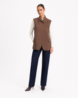 Gilet Donna Elegante con Collo Alto Marrone vista tre-quarti indossata da Polly 6