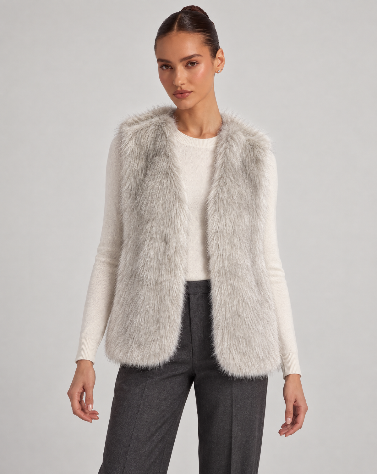 Gilet donna in pelliccia sintetica 98104 Grigio indossato da Polly 6 — vista frontale
