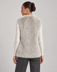 Gilet donna in pelliccia sintetica 98104 Grigio indossato da Polly 6 — vista posteriore