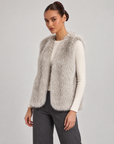 Gilet donna in pelliccia sintetica 98104 Grigio indossato da Polly 6 — vista a tre quarti