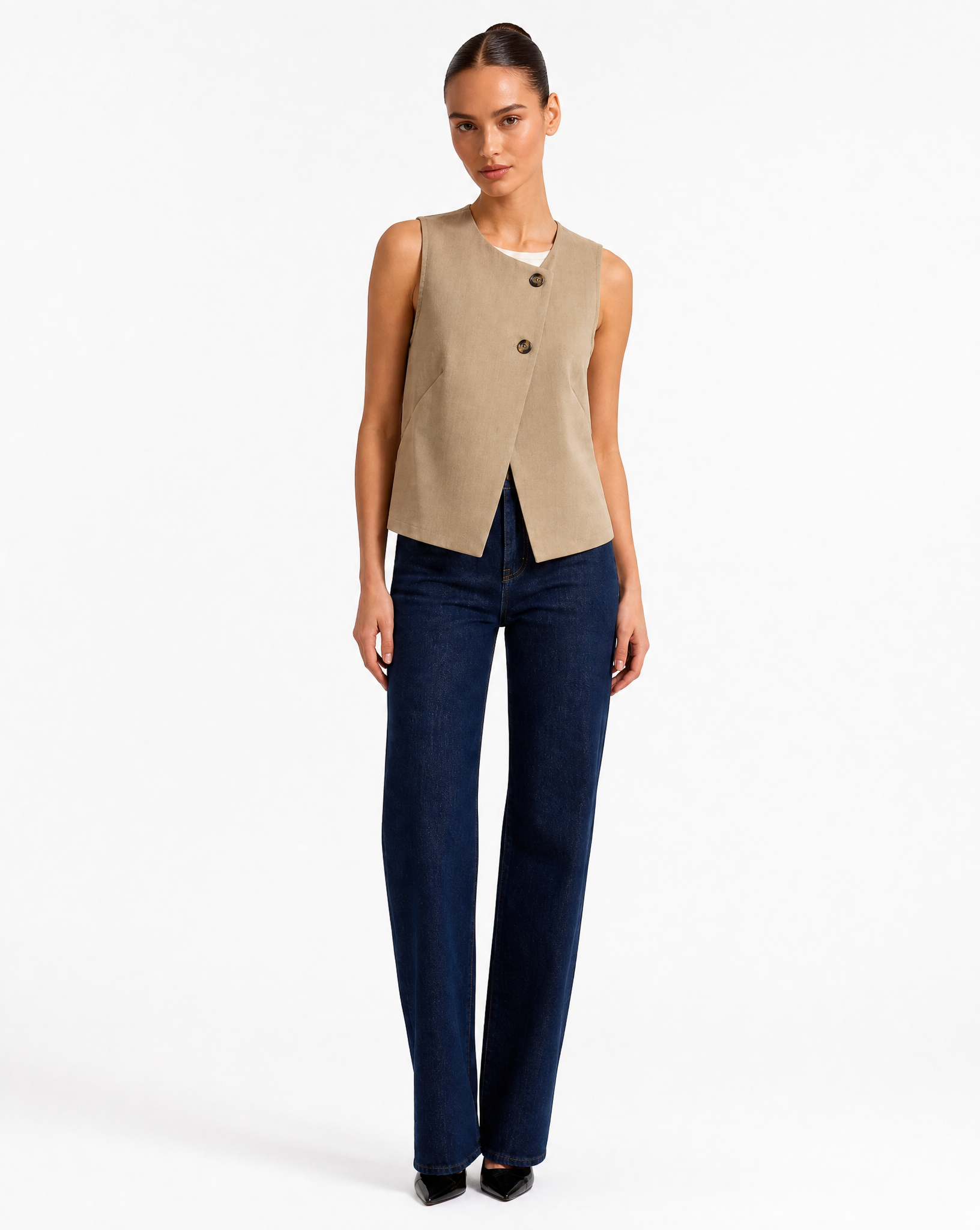 Gilet Donna Smanicato con Bottoni Beige vista frontale indossata da Polly 6