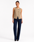 Gilet Donna Smanicato con Bottoni Beige vista frontale indossata da Polly 6