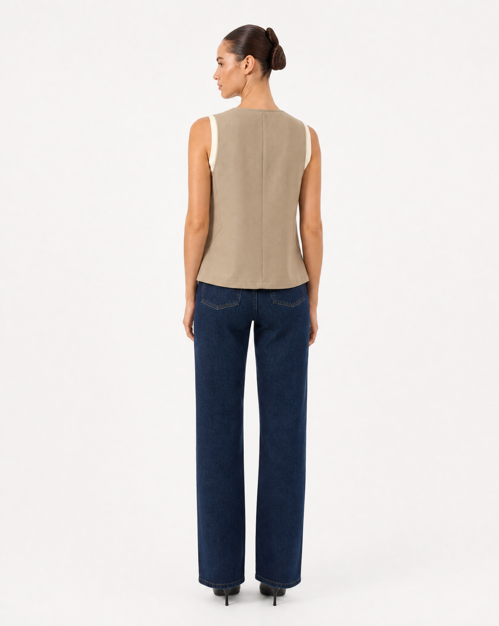 Gilet Donna Smanicato con Bottoni Beige vista retro indossata da Polly 6