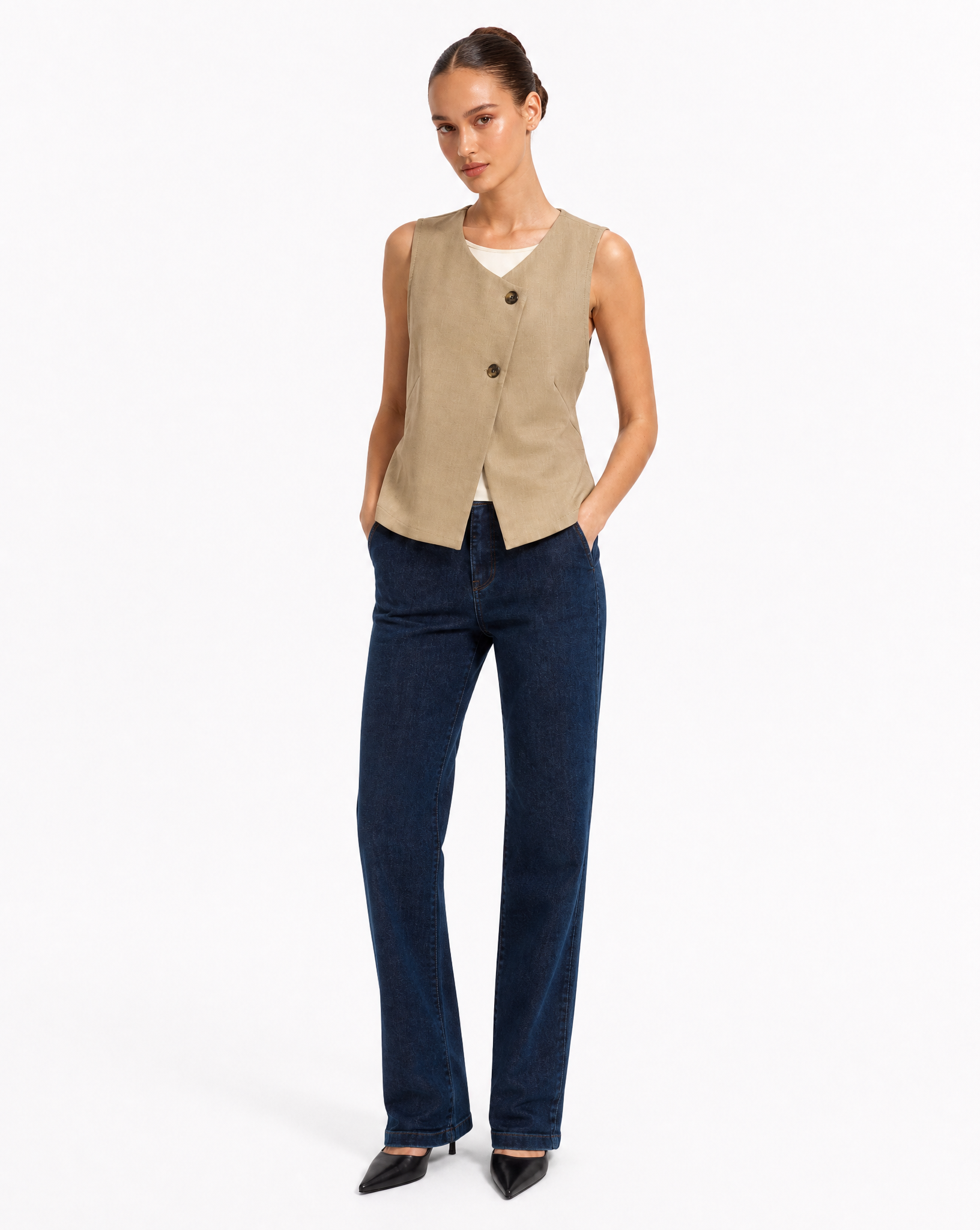 Gilet Donna Smanicato con Bottoni Beige vista tre-quarti indossata da Polly 6