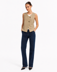 Gilet Donna Smanicato con Bottoni Beige vista tre-quarti indossata da Polly 6