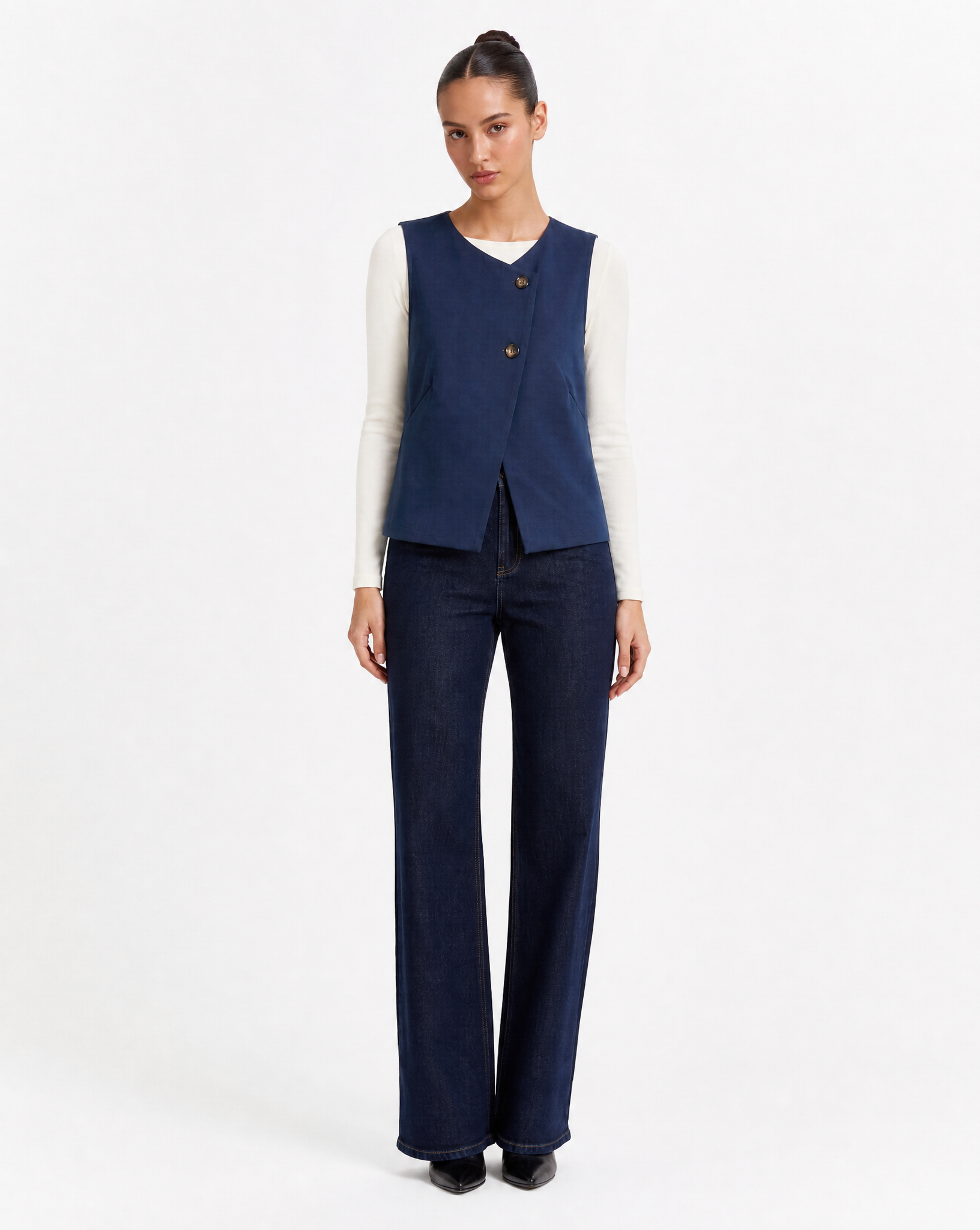 Gilet Donna Smanicato con Bottoni Blu vista frontale indossata da Polly 6
