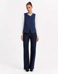Gilet Donna Smanicato con Bottoni Blu vista frontale indossata da Polly 6