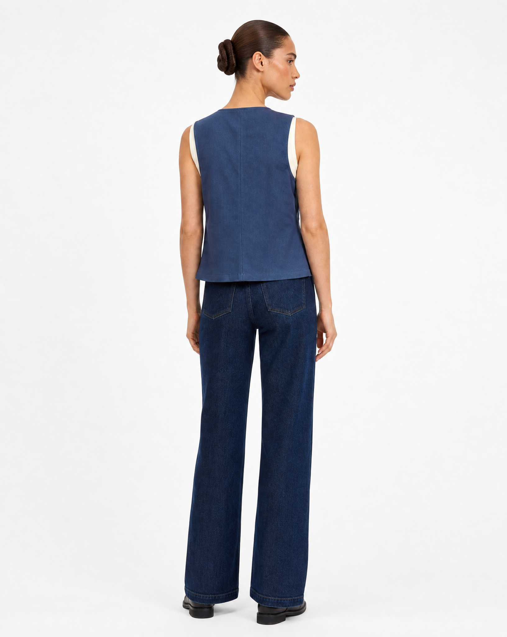 Gilet Donna Smanicato con Bottoni Blu vista retro indossata da Polly 6