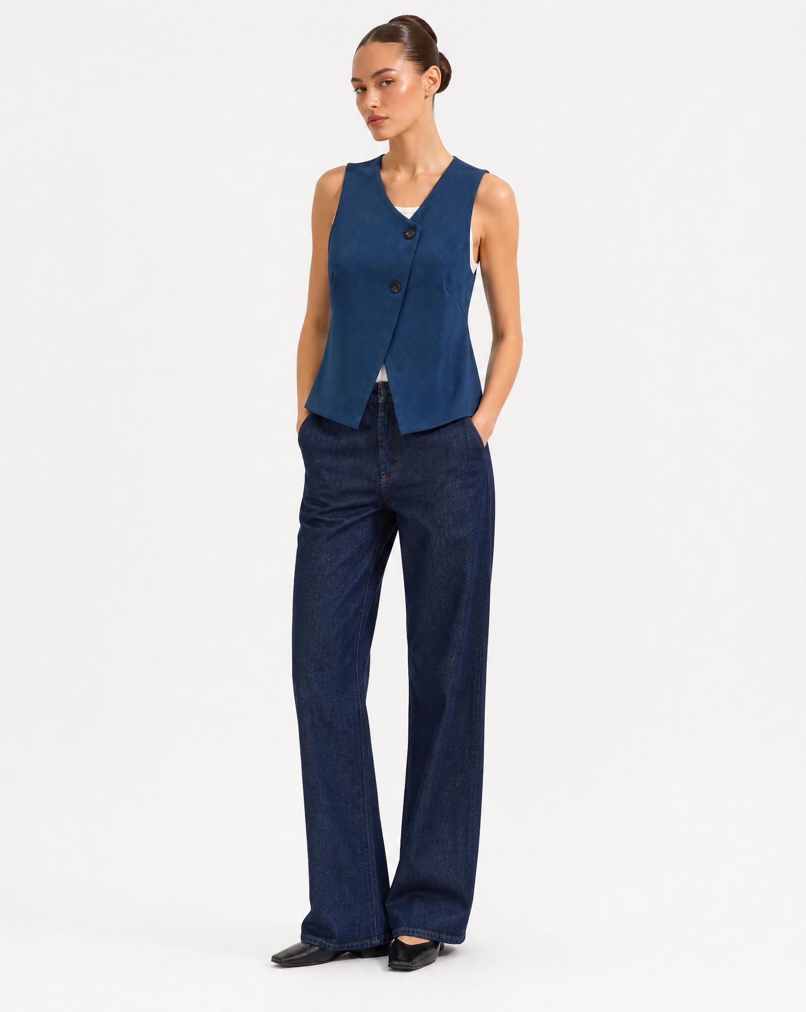 Gilet Donna Smanicato con Bottoni Blu vista tre-quarti indossata da Polly 6