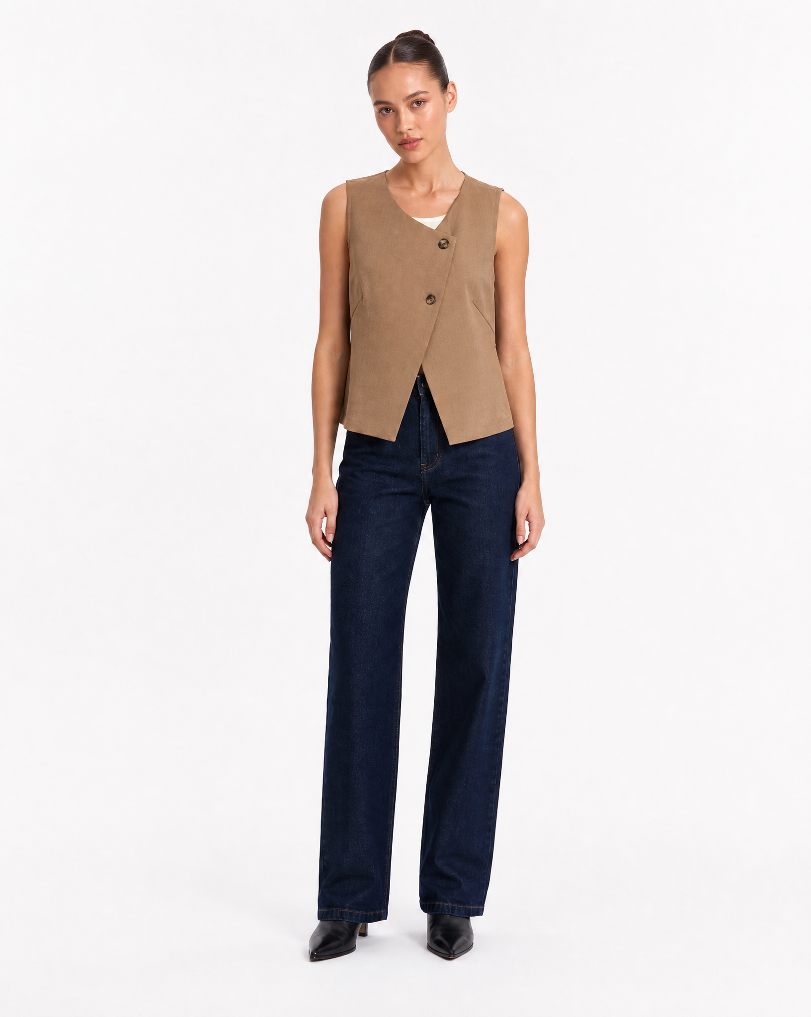 Gilet Donna Smanicato con Bottoni Camel vista frontale indossata da Polly 6